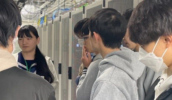 【データセンター見学の様子】