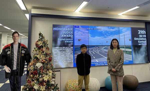 【現地参加者と新田執行役員】