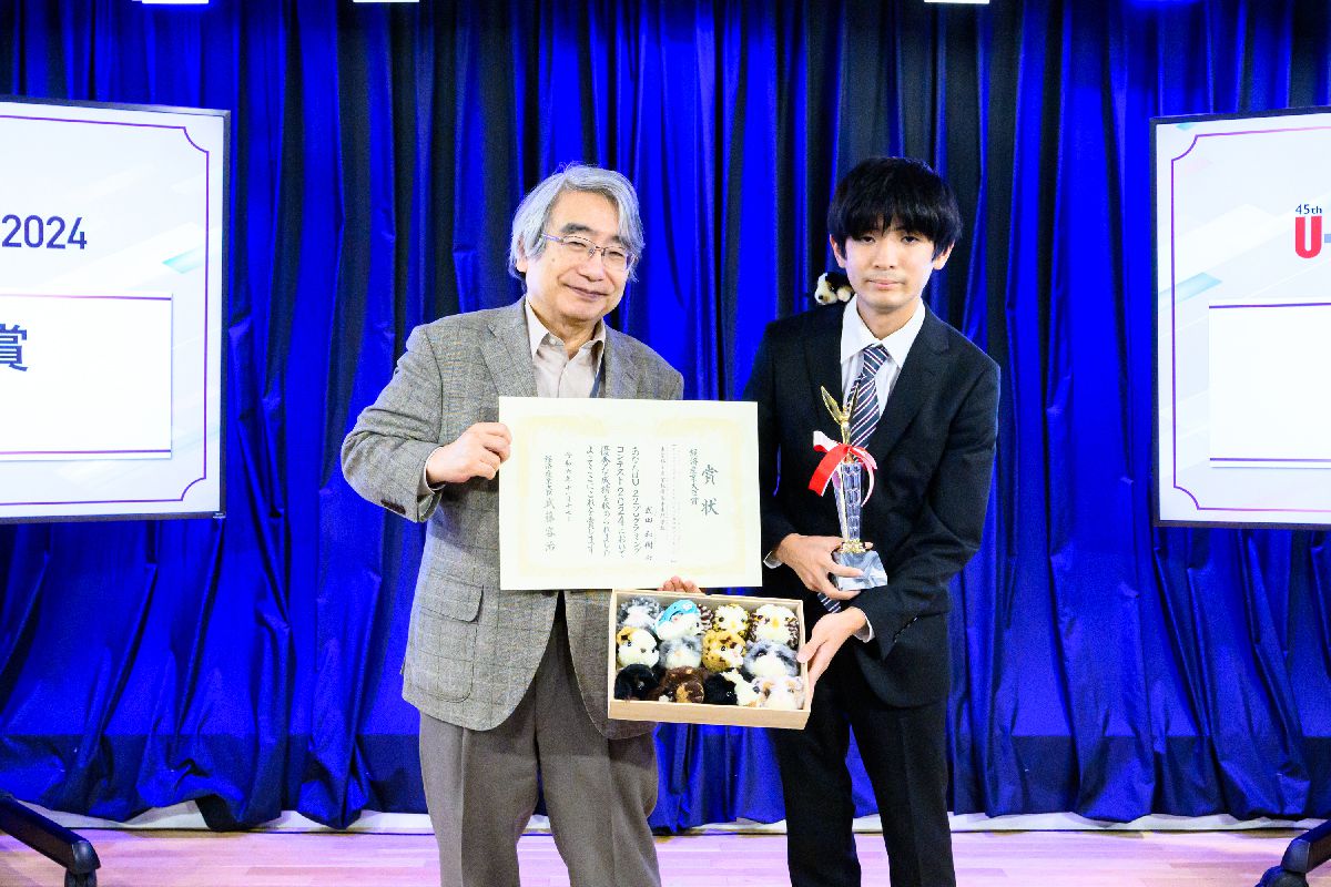 近山 隆審査員長と経済産業大臣賞<総合>受賞の武田 和樹さん