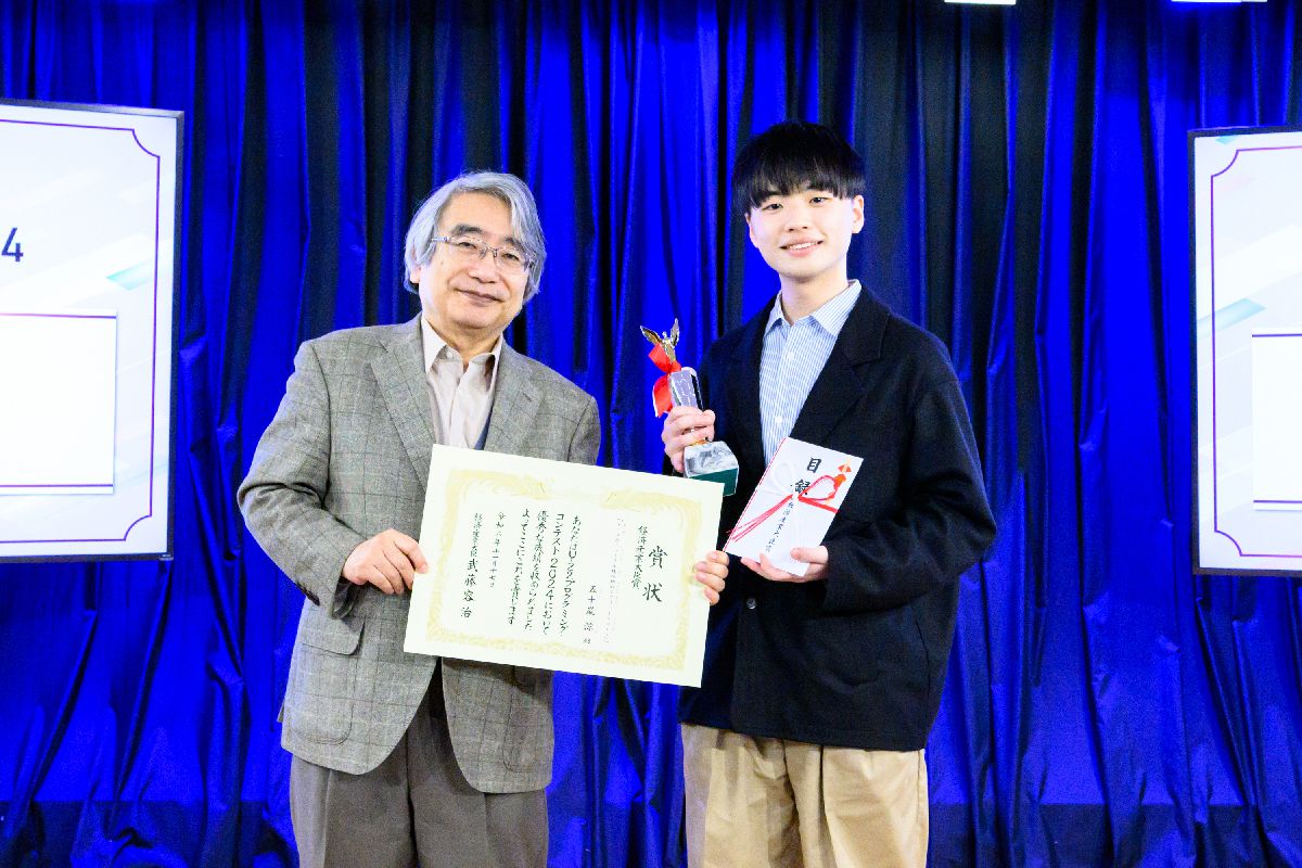 近山 隆審査員長と経済産業大臣賞<テクノロジー>受賞の五十嵐 涼さん