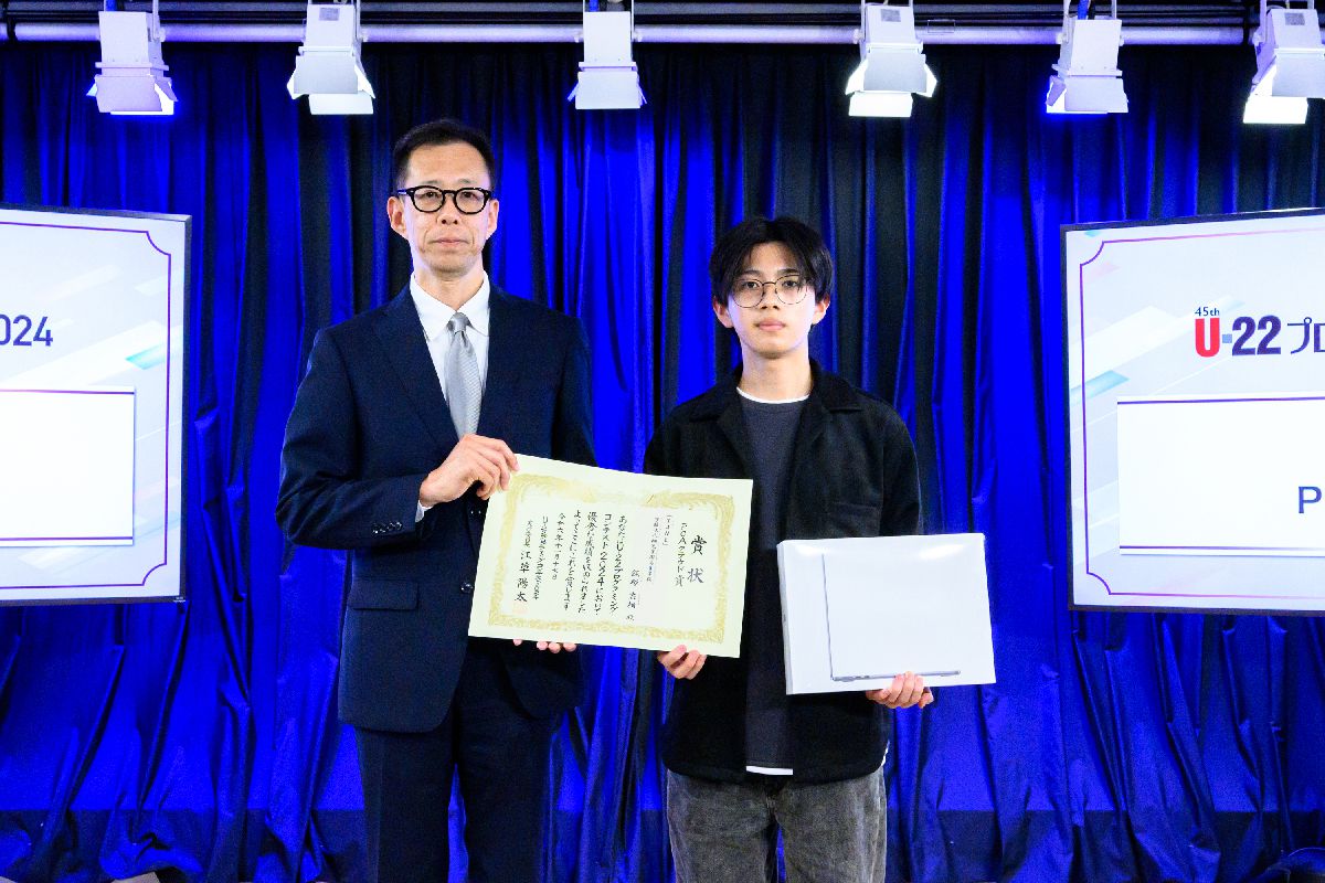 佐久間 哲雄委員代理とPCAクラウド賞受賞の飯塚 忠相さん