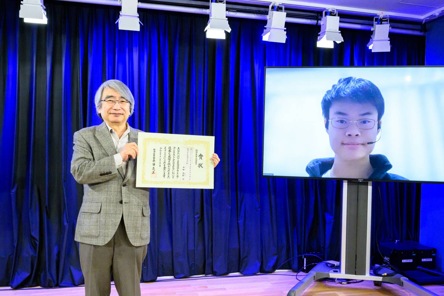 近山 隆審査員長と経済産業大臣賞<テクノロジー>受賞の石田 尚幹さん