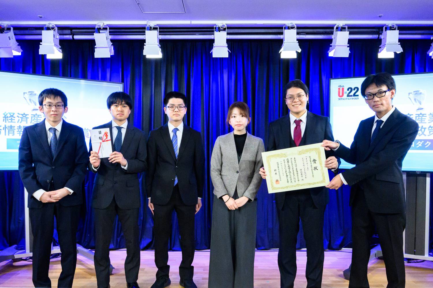 小林 汐織様(経済産業省)と経済産業省商務情報政策局長賞<プロダクト>受賞の時間厳守さん