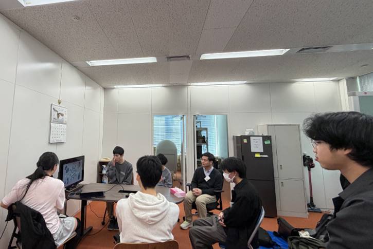 【会社紹介VTR視聴の様子】